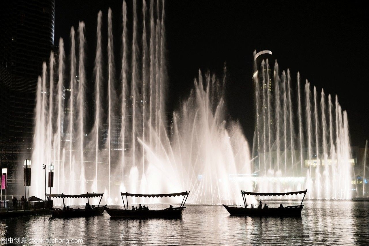 迪拜购物中心的小船之旅 喷泉光影中的流动盛宴